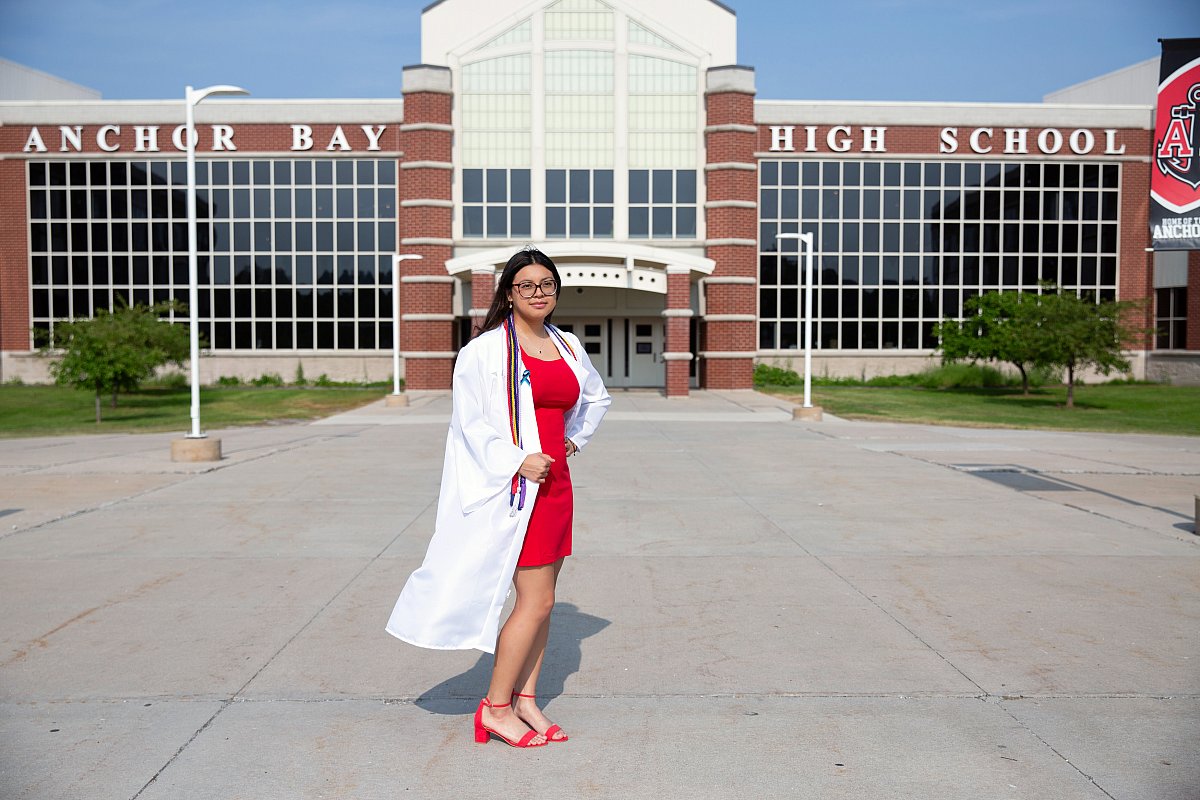Outdoor senior portraits Macomb County Michigan